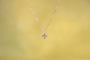 ロゼ・ド・オロール — 暁の雫 —ピンクサファイア ネックレス